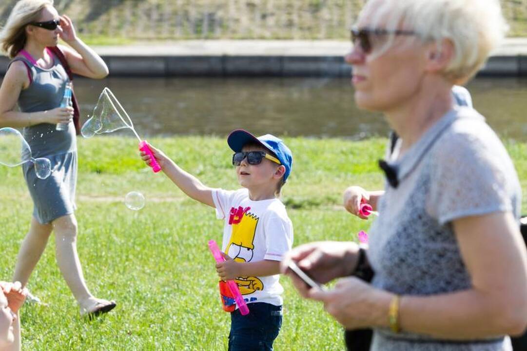 Erdvė prie Baltojo tilto trumpam tapo menų pieva