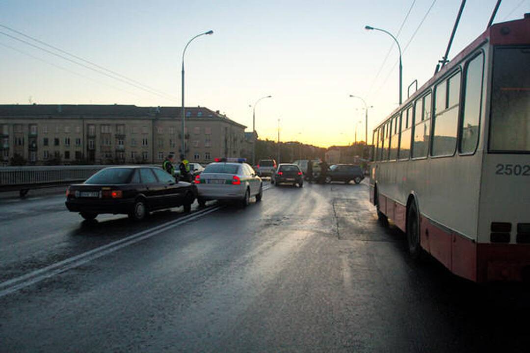 Vilniaus gatvėse dėl plikledžio fiksuotos 43 avarijos (dar papildyta)