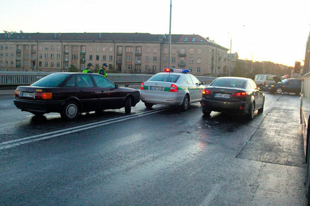 Vilniaus gatvėse dėl plikledžio fiksuotos 43 avarijos (dar papildyta)