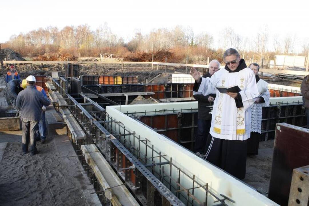 Dvasinės paramos centro pamatus sutvirtino atminimo simboliais  