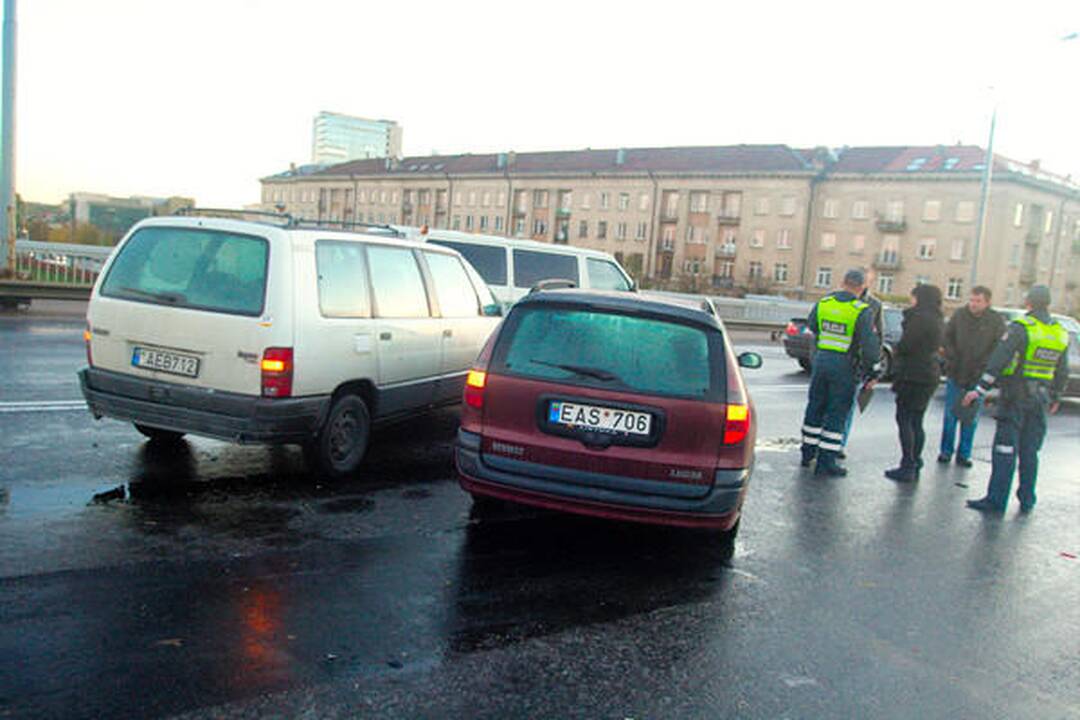 Vilniaus gatvėse dėl plikledžio fiksuotos 43 avarijos (dar papildyta)