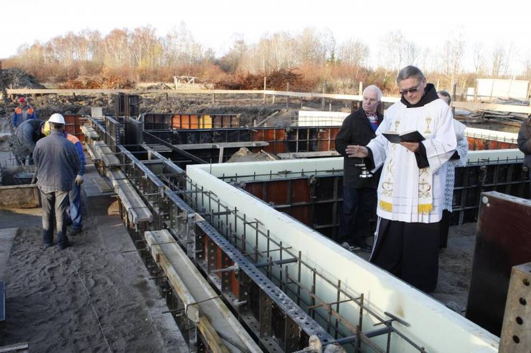 Dvasinės paramos centro pamatus sutvirtino atminimo simboliais  
