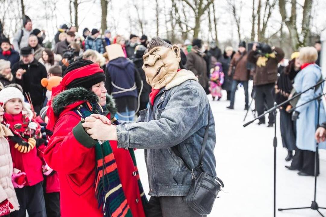 Onų    blynai – iš  gyvačių kiaušinių   