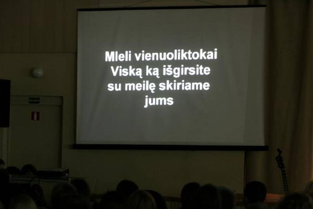 Šalies abiturientus iš mokyklų išlydi paskutinis skambutis 