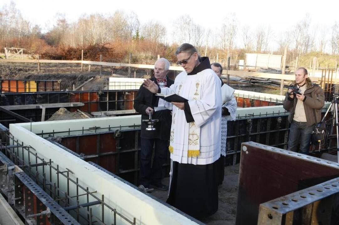 Dvasinės paramos centro pamatus sutvirtino atminimo simboliais  
