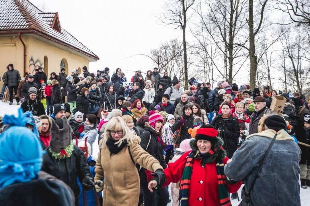 Onų    blynai – iš  gyvačių kiaušinių   