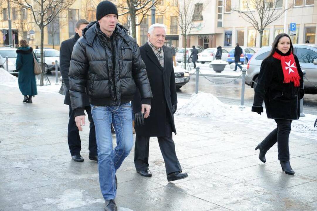 V. Adamkus: turime nepamiršti vienišų žmonių 