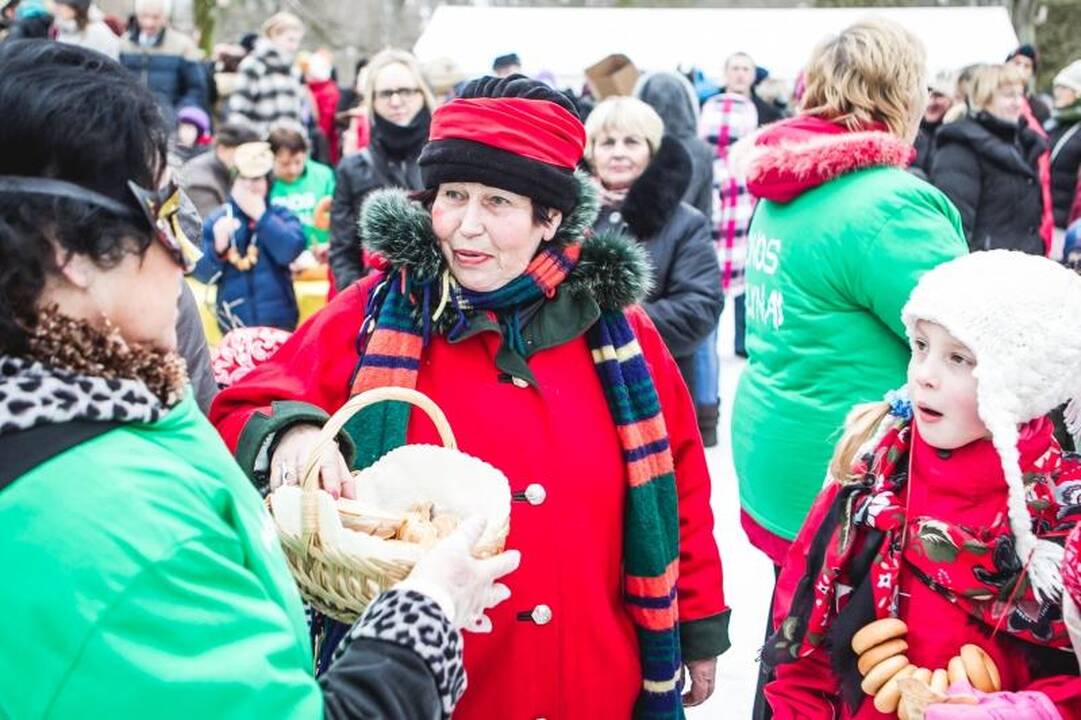 Onų    blynai – iš  gyvačių kiaušinių   