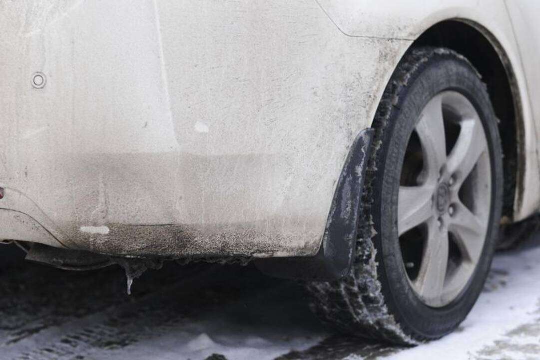 Vairuotojų dilema: žiemą plauti automobilį ar ne?