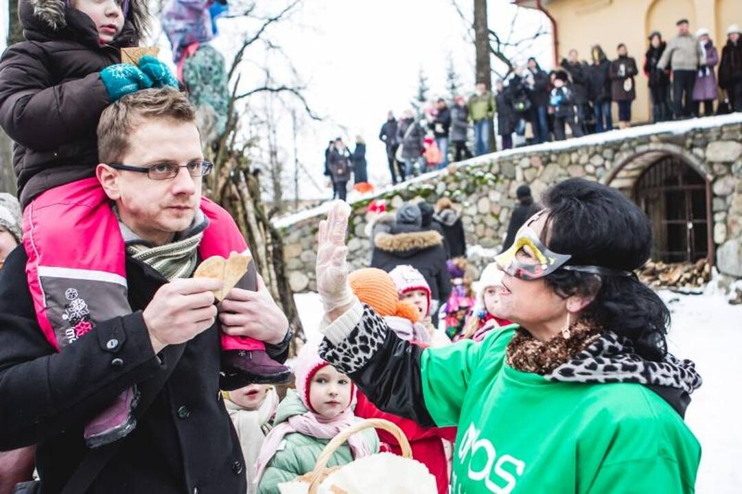 Onų    blynai – iš  gyvačių kiaušinių   