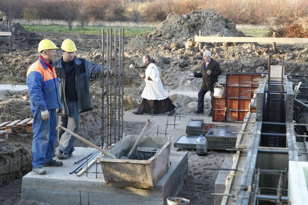 Dvasinės paramos centro pamatus sutvirtino atminimo simboliais  