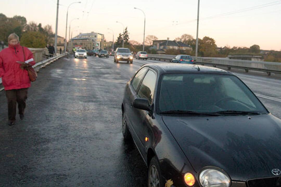 Vilniaus gatvėse dėl plikledžio fiksuotos 43 avarijos (dar papildyta)