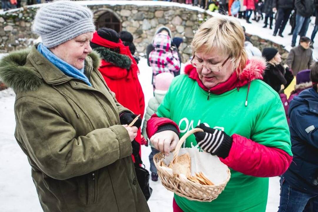 Onų    blynai – iš  gyvačių kiaušinių   