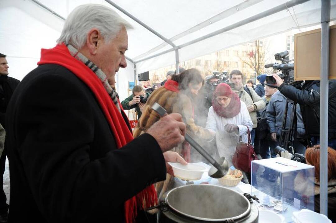 V. Adamkus: turime nepamiršti vienišų žmonių 