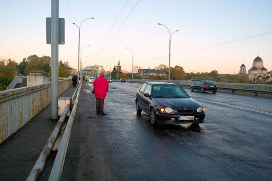 Vilniaus gatvėse dėl plikledžio fiksuotos 43 avarijos (dar papildyta)