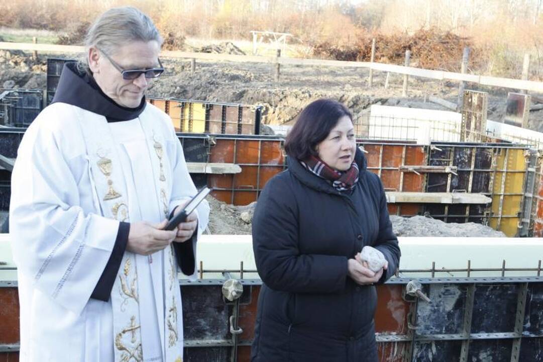 Dvasinės paramos centro pamatus sutvirtino atminimo simboliais  
