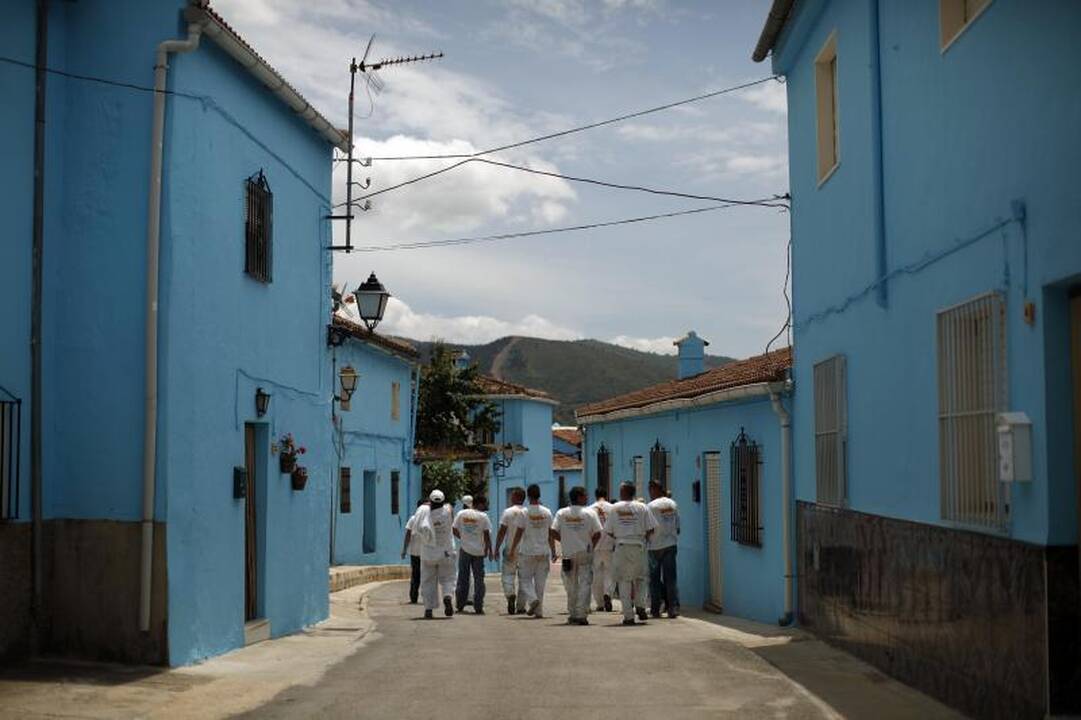 Turistai plūsta į mėlynąjį „smurfų kaimelį“