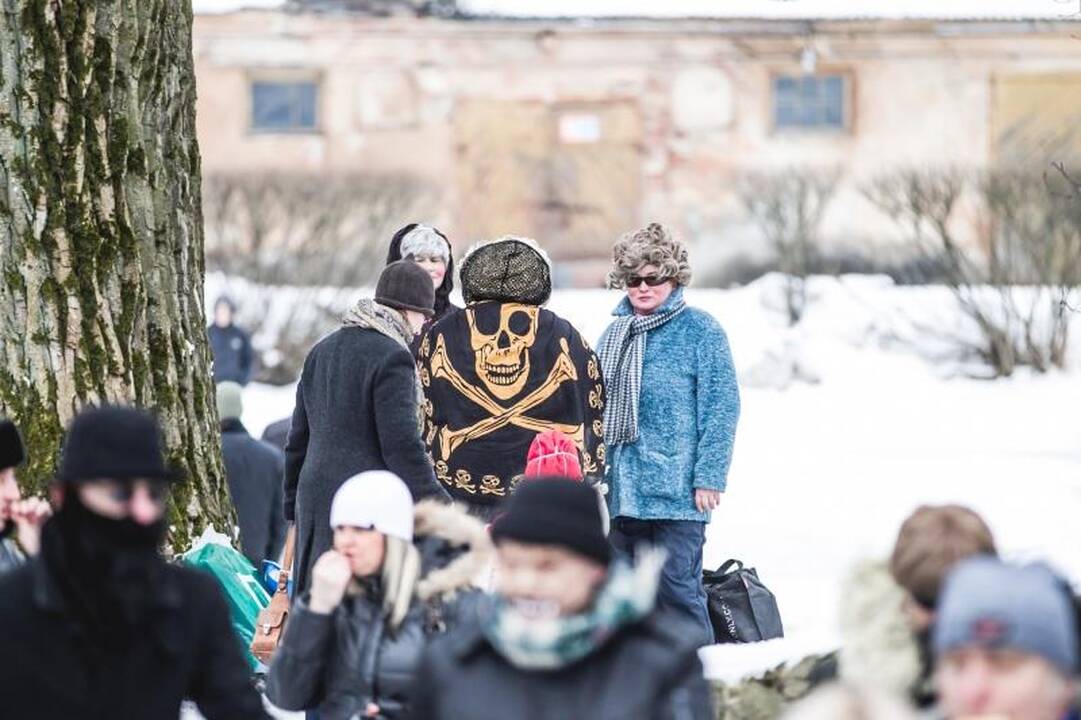 Onų    blynai – iš  gyvačių kiaušinių   