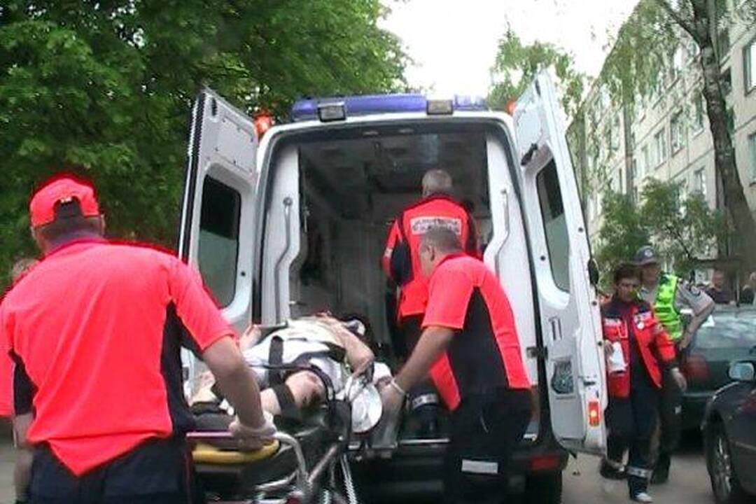Laisvės atėmimo vengiantis vyras spruko per langą