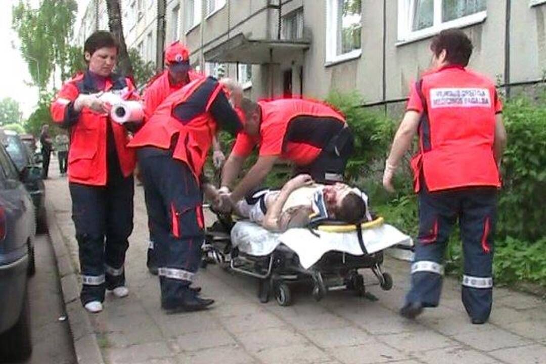 Laisvės atėmimo vengiantis vyras spruko per langą