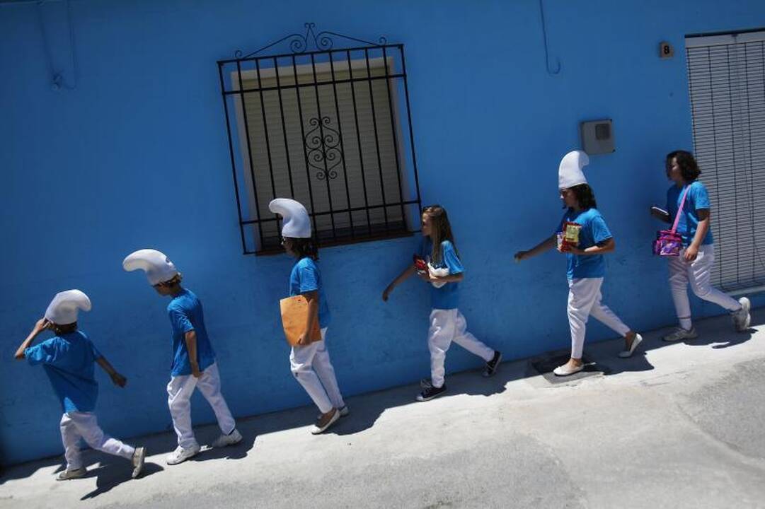 Turistai plūsta į mėlynąjį „smurfų kaimelį“