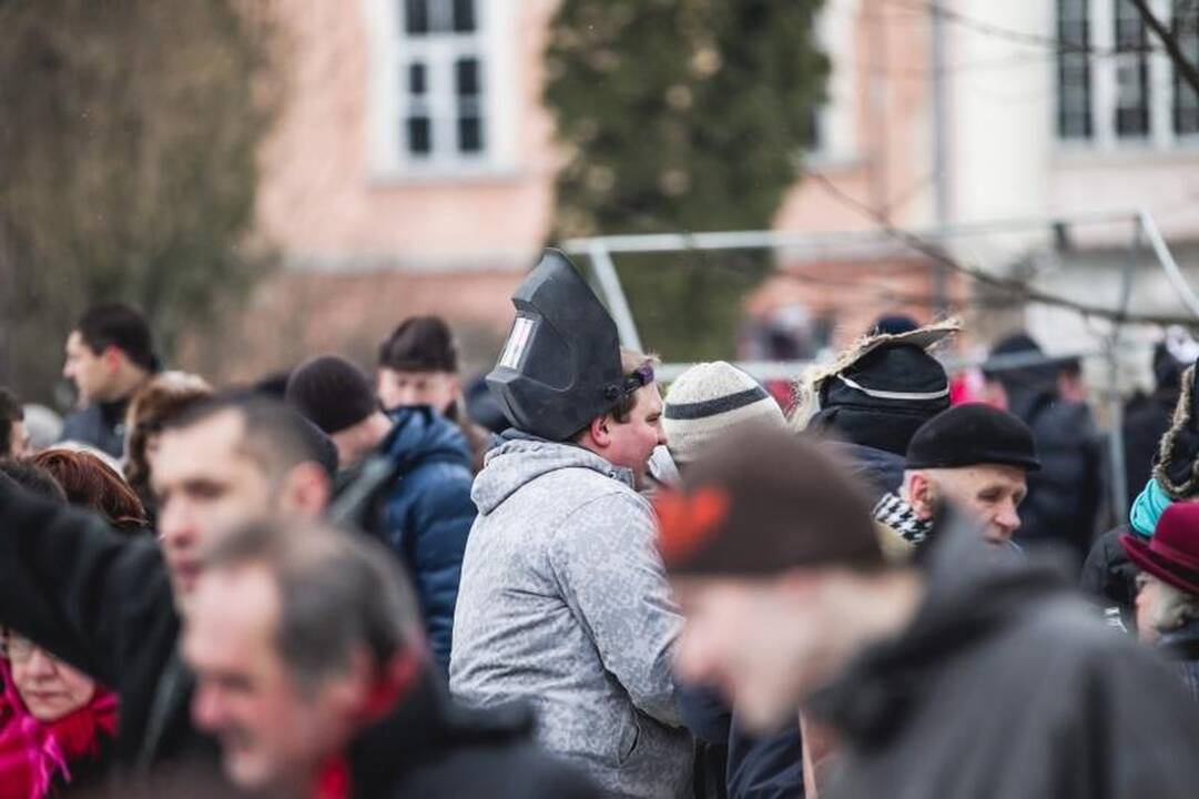 Onų    blynai – iš  gyvačių kiaušinių   