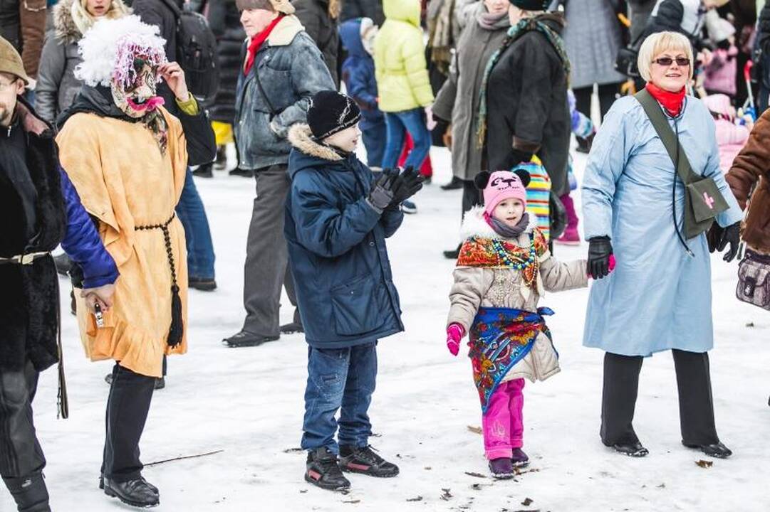 Onų    blynai – iš  gyvačių kiaušinių   