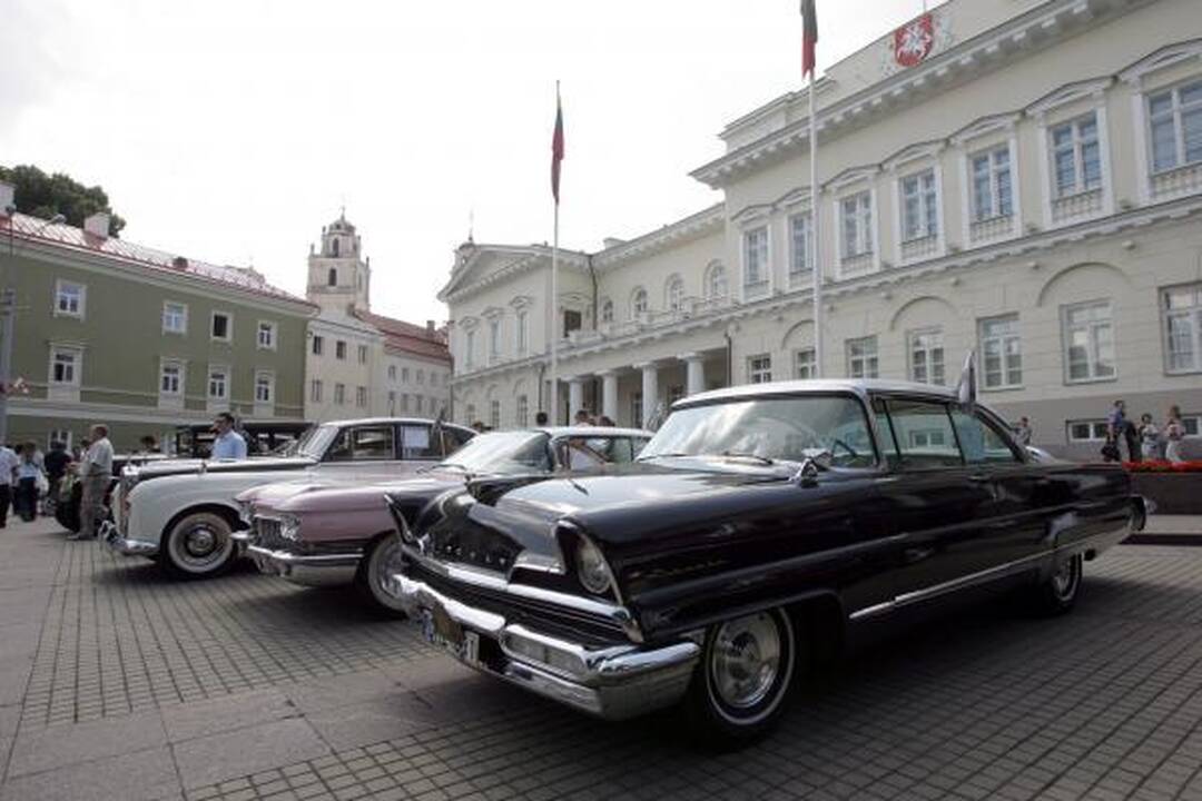 Po istorines Lietuvos vietas - senoviniais automobiliais
