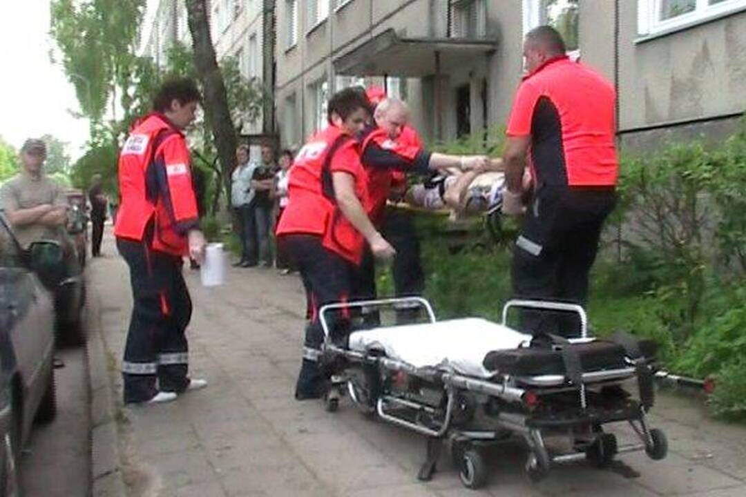 Laisvės atėmimo vengiantis vyras spruko per langą