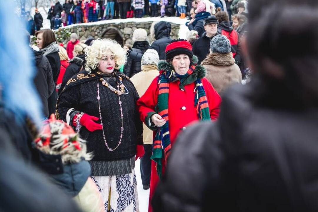 Onų    blynai – iš  gyvačių kiaušinių   