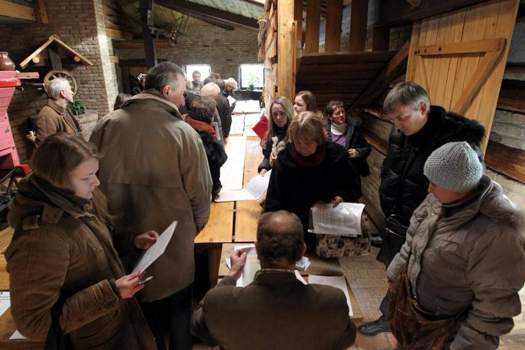 Norintys prekiauti Kaziuko mugėje prie leidimų laukė net pusdienį