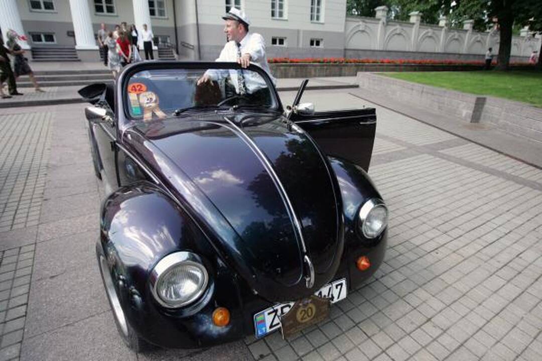 Po istorines Lietuvos vietas - senoviniais automobiliais