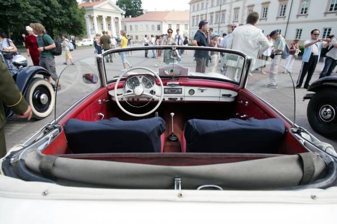 Po istorines Lietuvos vietas - senoviniais automobiliais