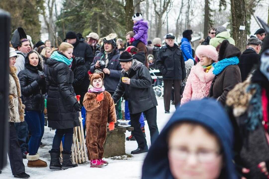 Onų    blynai – iš  gyvačių kiaušinių   