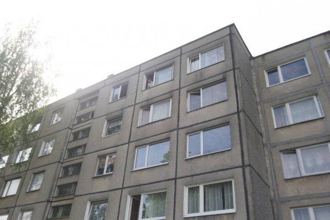 Laisvės atėmimo vengiantis vyras spruko per langą