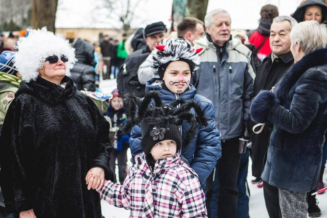 Onų    blynai – iš  gyvačių kiaušinių   