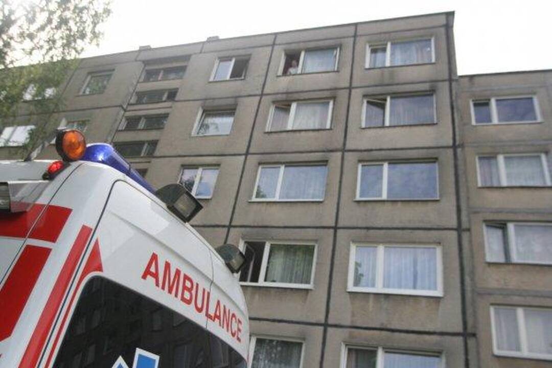 Laisvės atėmimo vengiantis vyras spruko per langą