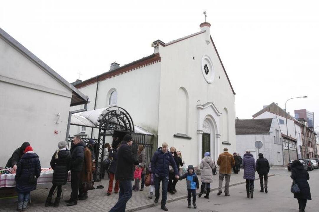 Klaipėdiečiai pirmąją šv. Velykų dieną užtvindė bažnyčias