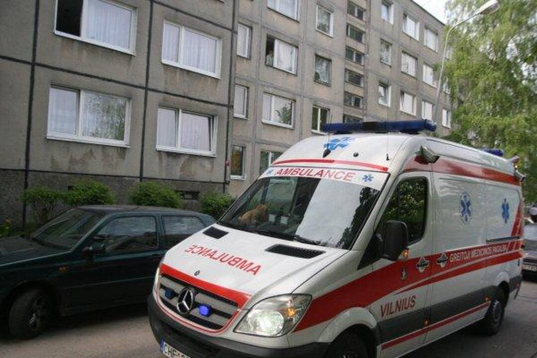 Laisvės atėmimo vengiantis vyras spruko per langą