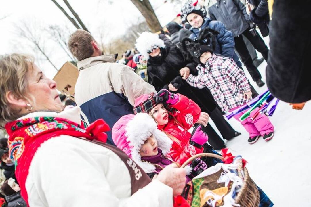 Onų    blynai – iš  gyvačių kiaušinių   