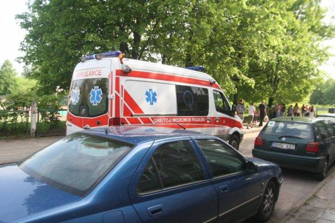Laisvės atėmimo vengiantis vyras spruko per langą