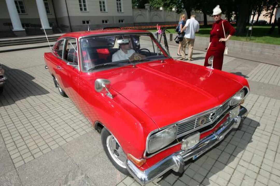 Po istorines Lietuvos vietas - senoviniais automobiliais