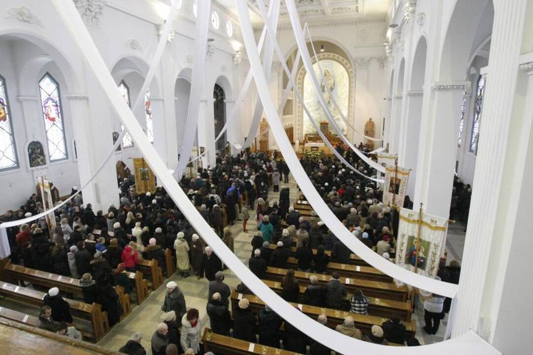 Klaipėdiečiai pirmąją šv. Velykų dieną užtvindė bažnyčias