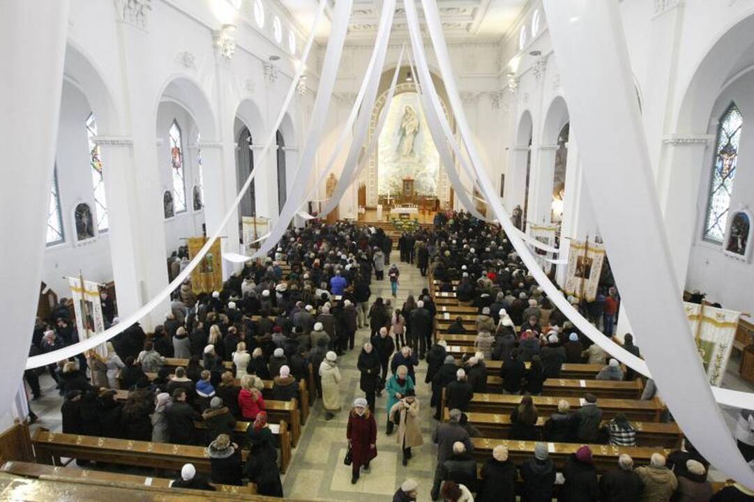 Klaipėdiečiai pirmąją šv. Velykų dieną užtvindė bažnyčias