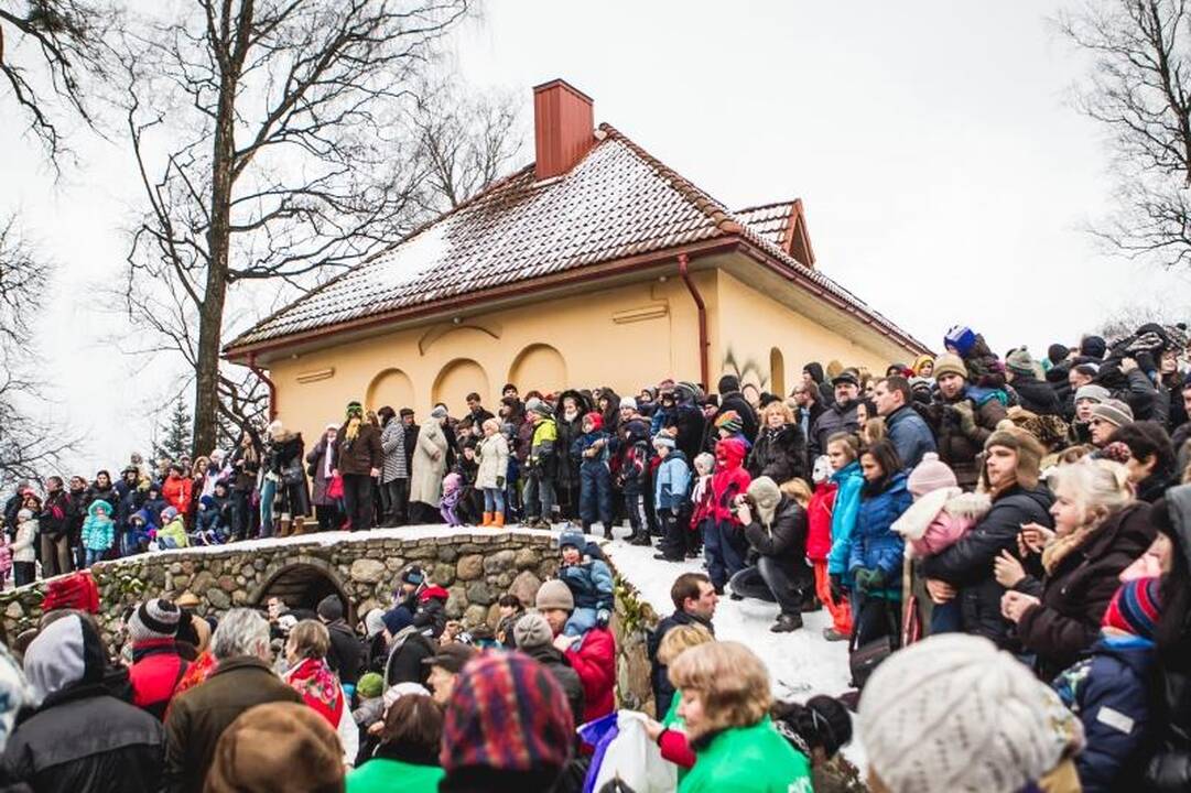 Onų    blynai – iš  gyvačių kiaušinių   