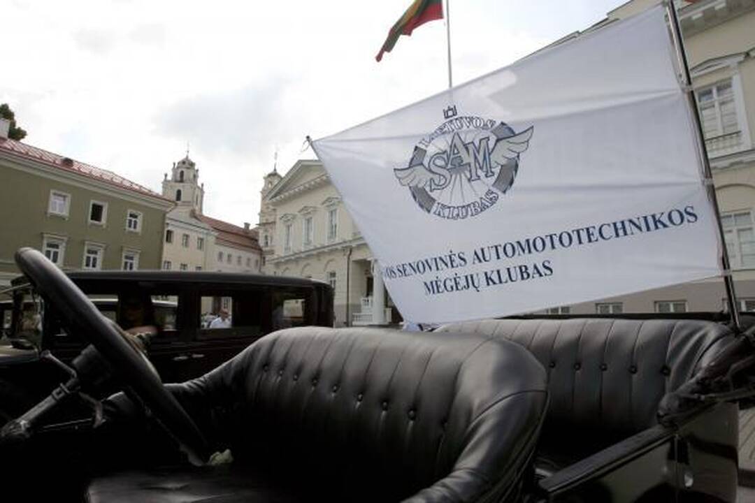 Po istorines Lietuvos vietas - senoviniais automobiliais
