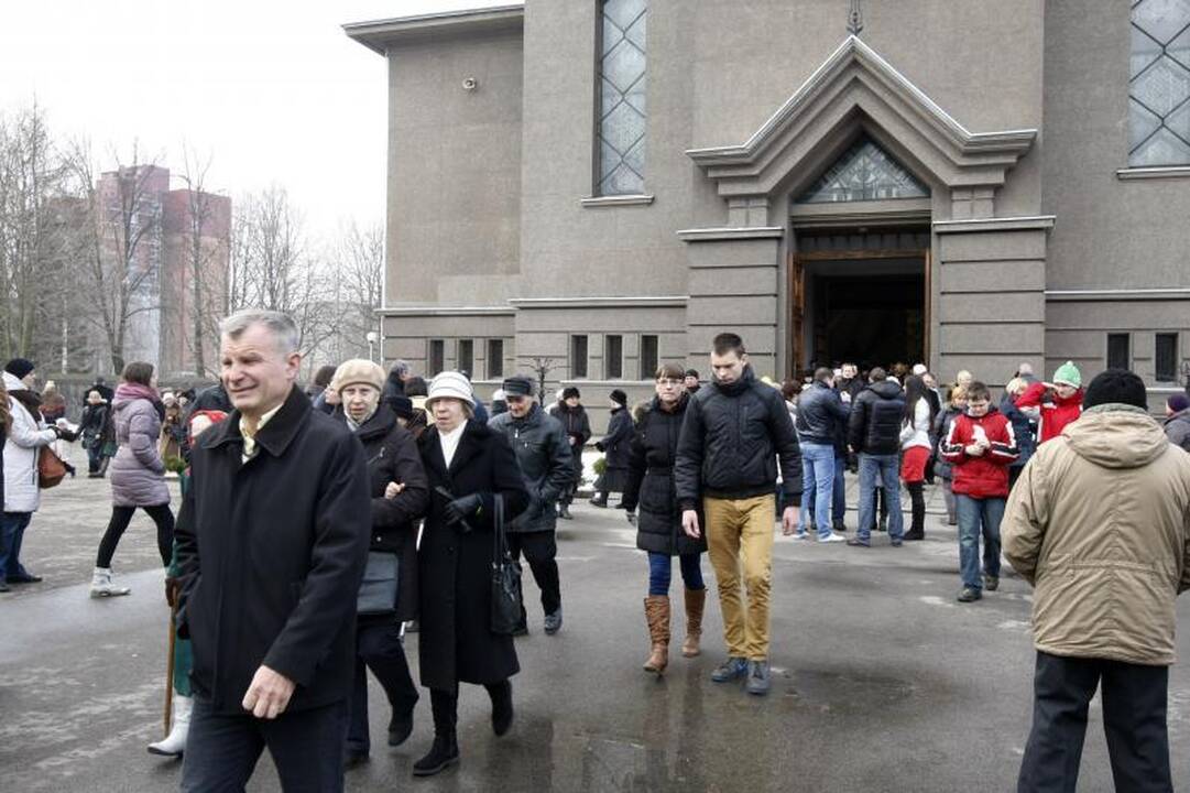 Klaipėdiečiai pirmąją šv. Velykų dieną užtvindė bažnyčias