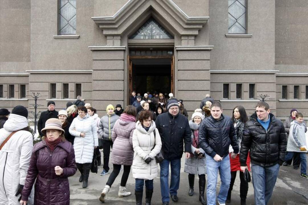 Klaipėdiečiai pirmąją šv. Velykų dieną užtvindė bažnyčias