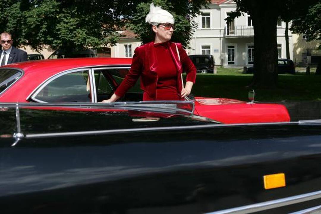 Po istorines Lietuvos vietas - senoviniais automobiliais