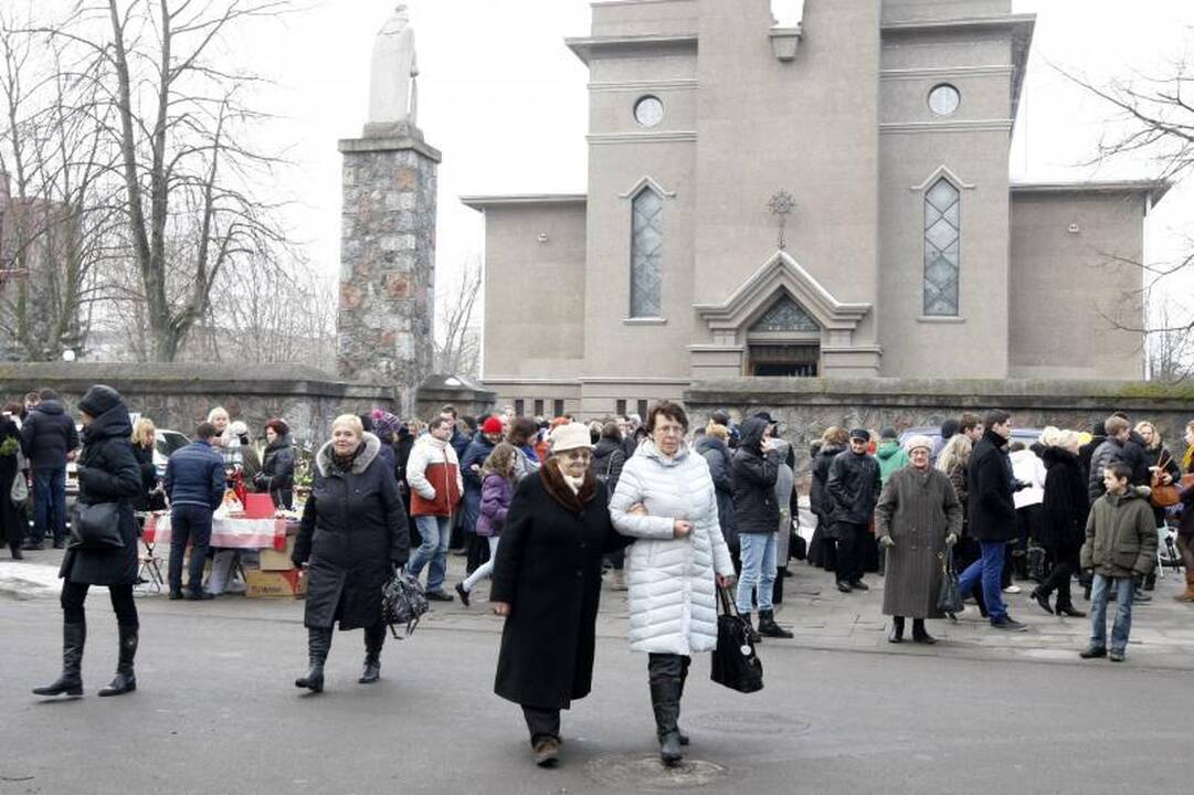 Klaipėdiečiai pirmąją šv. Velykų dieną užtvindė bažnyčias